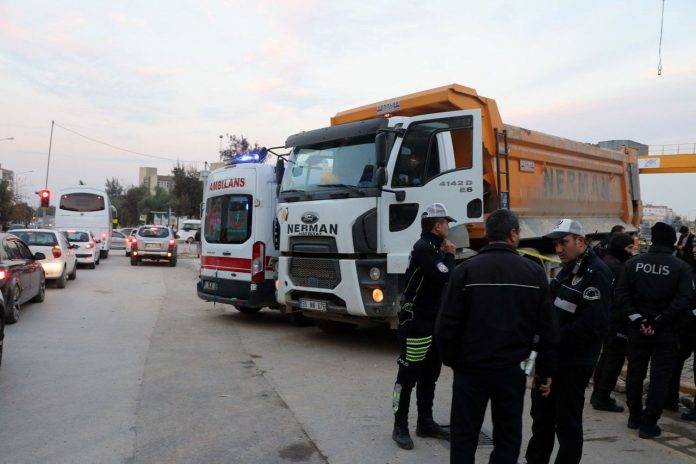 Kamyonun altında kalan profesör öldü Kamyonun altında kalan profesör öldü