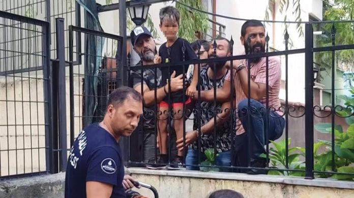 Küçükçekmece'de bahçede oynayan çocuğun eli demire saplandı