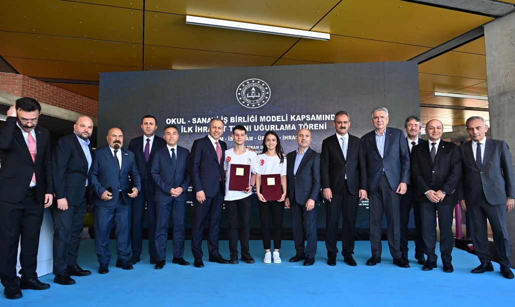 İlk İhracat TIR'ı Küçükçekmece'den Yola Çıktı