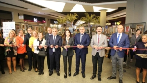 Küçükçekmece Kaymakamı Mustafa Anteplioğlu ve AK Parti Milletvekili Nihan Ayan Arenapark'ta sergi açtı
