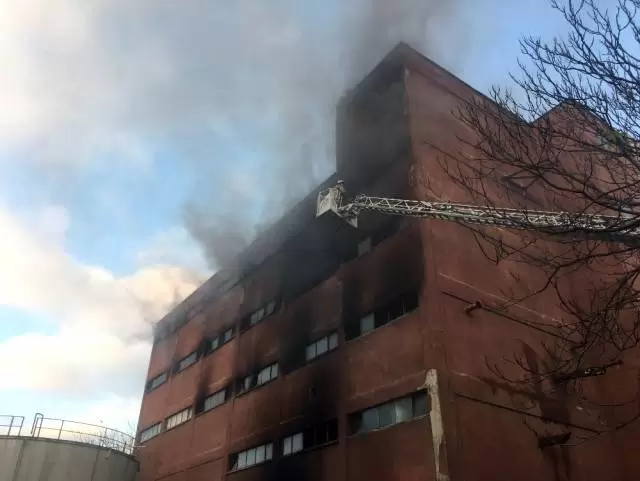 Küçükçekmece'de Tül Fabrikasında Yangın