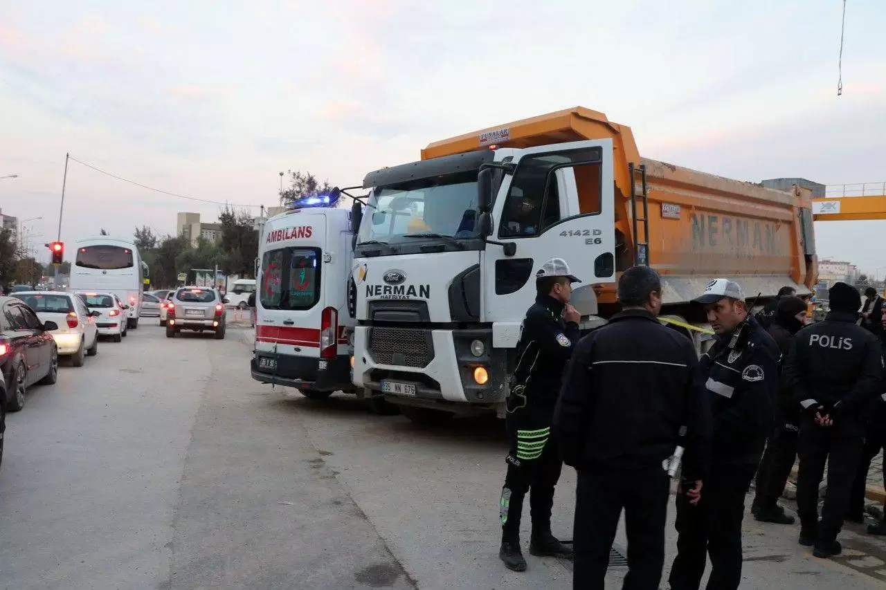 Kamyonun altında kalan profesör öldü