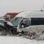 Yolcu minibüsüyle hafif ticari araç çarpıştı : 2 ölü, 16 yaralı
