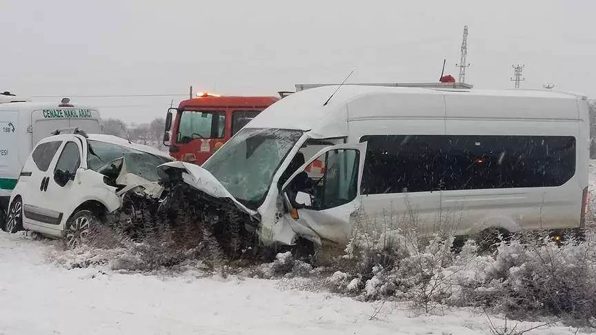 Yolcu minibüsüyle hafif ticari araç çarpıştı : 2 ölü, 16 yaralı