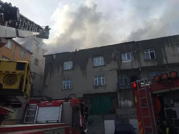 Halkalı'da apartmanın çatısı alev alev yandı 4 hl1 1