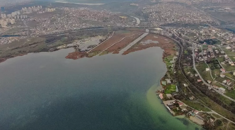 Küçükçekmece Gölü'nde korkutan görüntü: Sular 50 santimetre çekildi