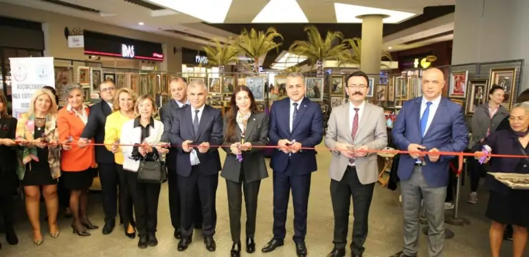 Küçükçekmece Kaymakamı Mustafa Anteplioğlu ve AK Parti Milletvekili Nihan Ayan Arenapark’ta sergi açtı